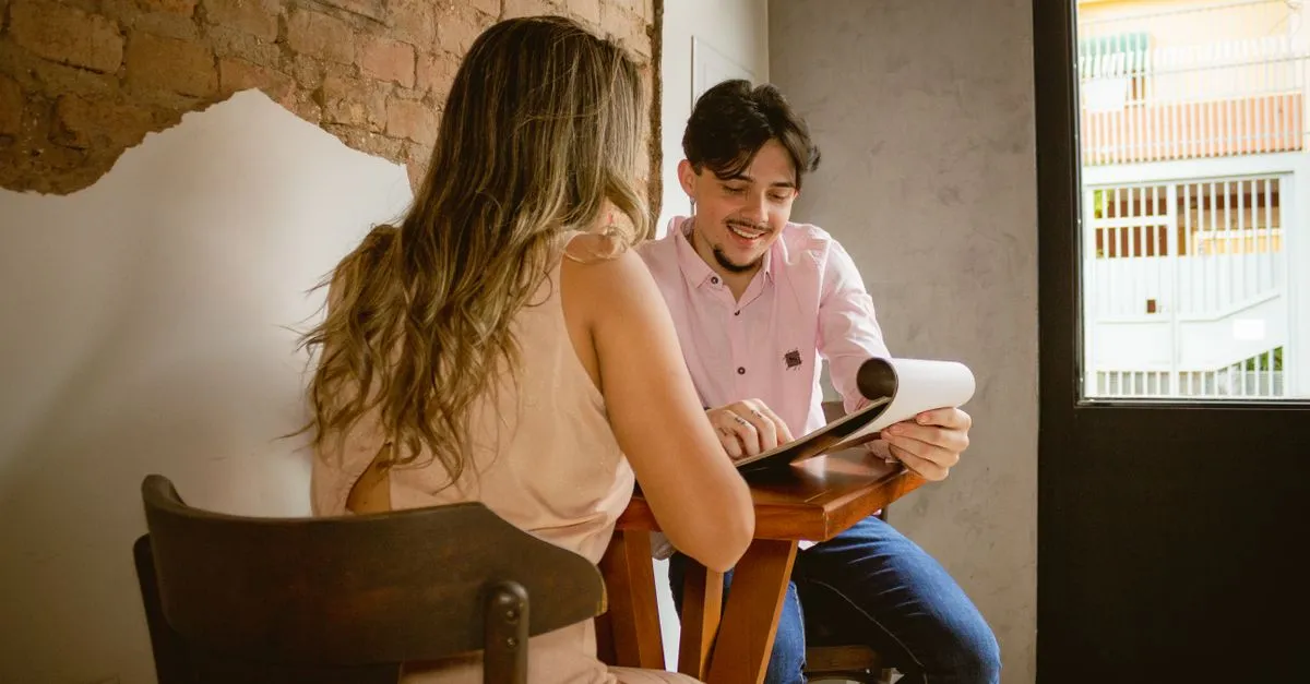 Casal calculando crédito para terminar obra residencial inacabada.