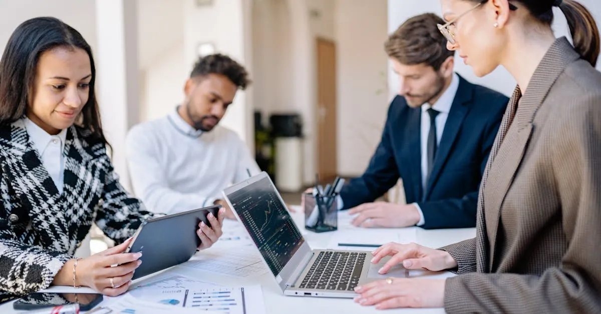 Equipe colaborando e analisando dados digitais de campanhas em ambiente tecnológico