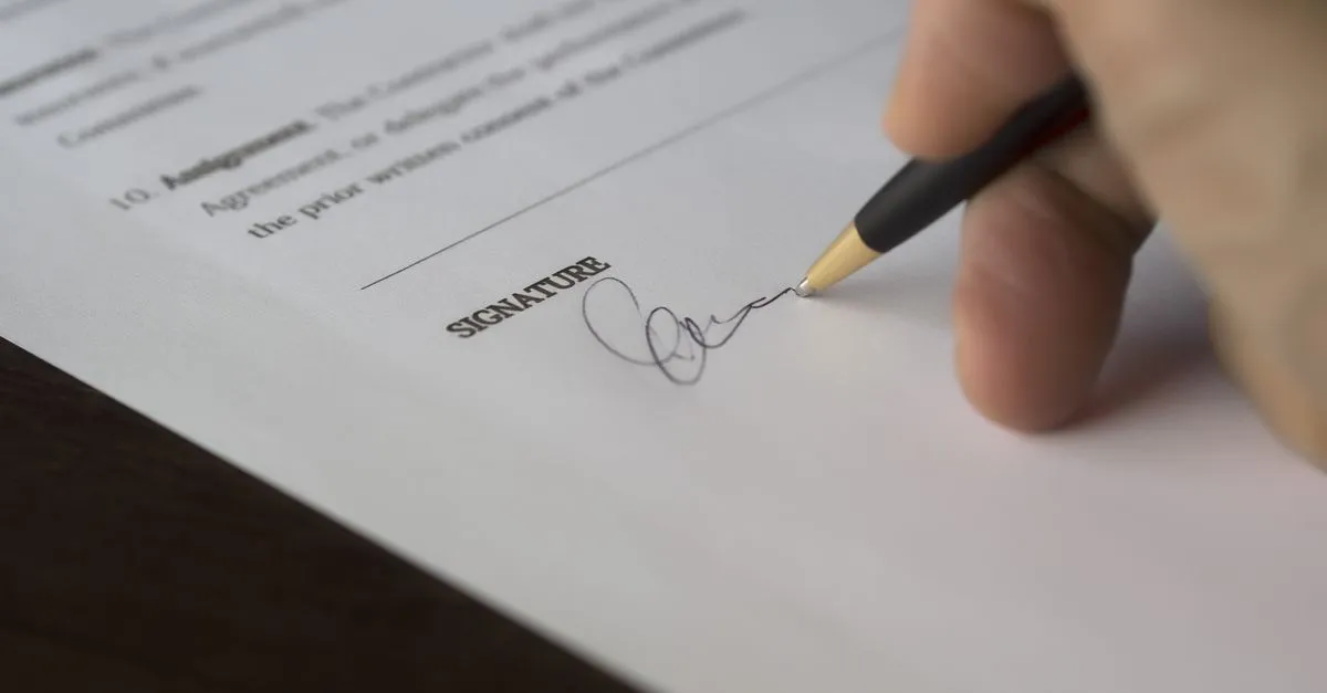 Assinatura de contrato de credito home equity para empresas sobre mesa de escritorio.