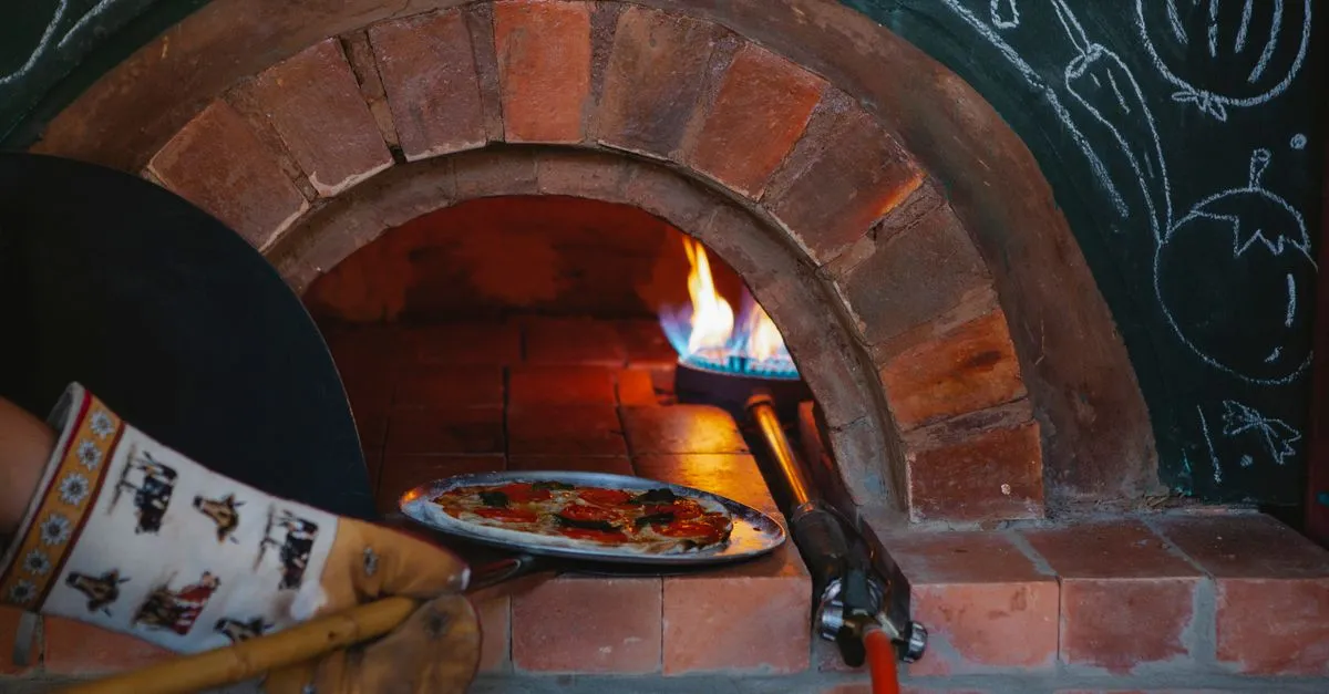 Convidados se servindo em uma festa premium com buffet a domicilio de pizza e chef particular