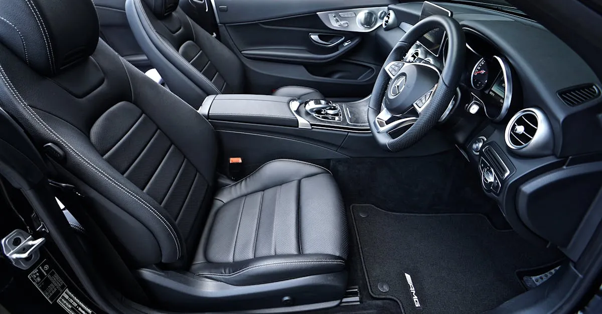 Interior de carro com um tapete personalizado para carros limpo e novo, transmitindo a sensação de cuidado e higiene.