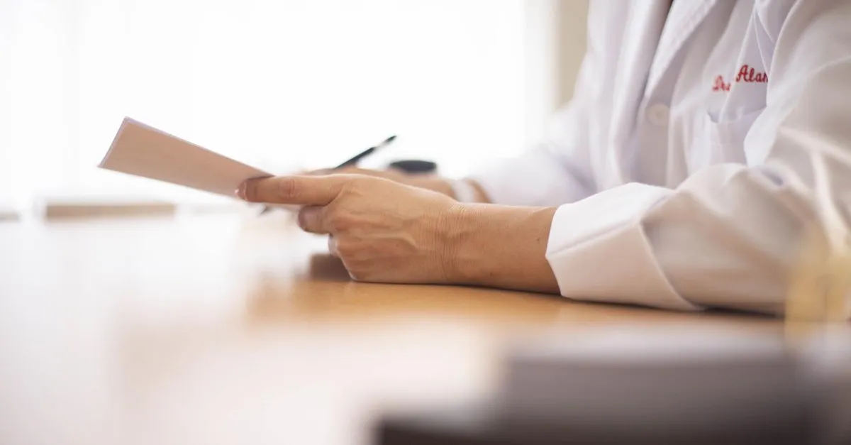 Consulta médica representando cuidados ao usar home equity para despesas pessoais de saúde.