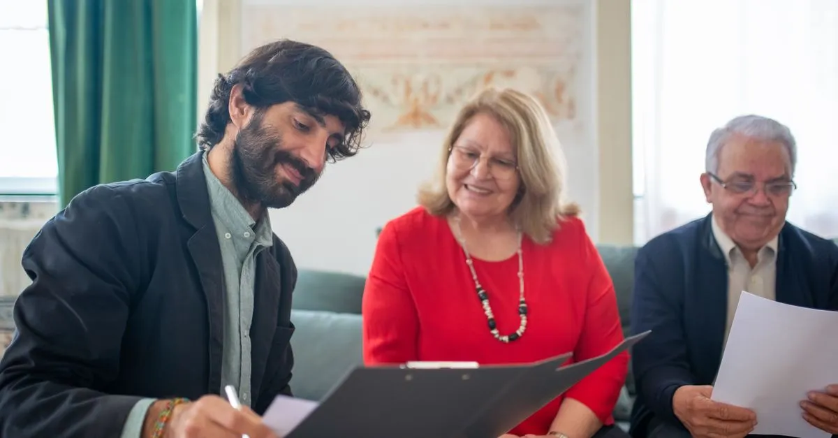 Família empresária em reunião com consultor financeiro, explorando opções de crédito para expansão empresarial.