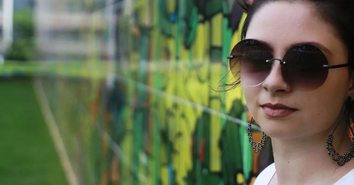 Visão superior da mesa de uma blogueira com uma sapatilha transparente, acessórios e a marca By Sophi.