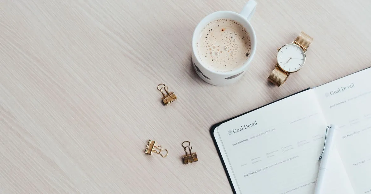 Planilha e calculadora sobre mesa para decidir se e melhor reduzir prazo ou parcela do financiamento imobiliario.