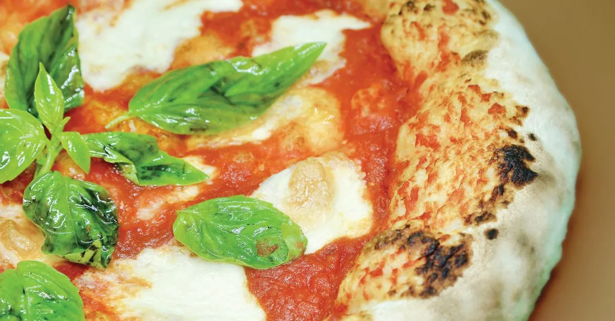 Fatias de pizza napolitana com bordas crocantes e alveoladas, perfeitas para um buffet de pizza para aniversario.