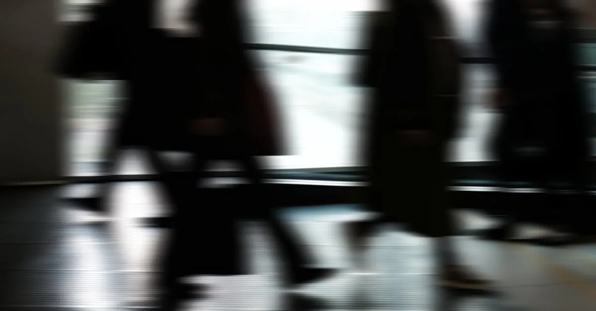 Pessoas caminhando com segurança sobre um tapete vulcanizado personalizado antiderrapante em um ambiente comercial, enfatizando segurança e versatilidade.