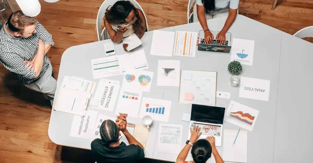 Equipe diversa colaborando em estratégias de marketing digital com gráficos no monitor. Como criar uma campanha eficaz de marketing digital para pequenas empresas com sucesso?