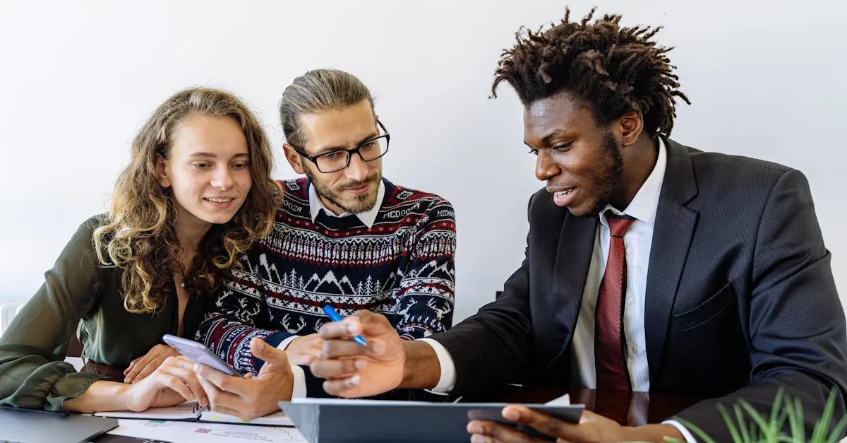 Consultor financeiro apresenta vantagens de empréstimo com juros baixos para casal brasileiro
