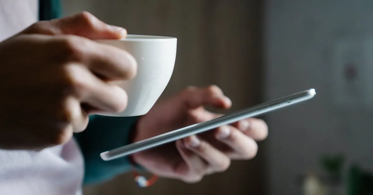 Pessoa anotando metas de poupança com aplicativo financeiro no celular e café ao lado