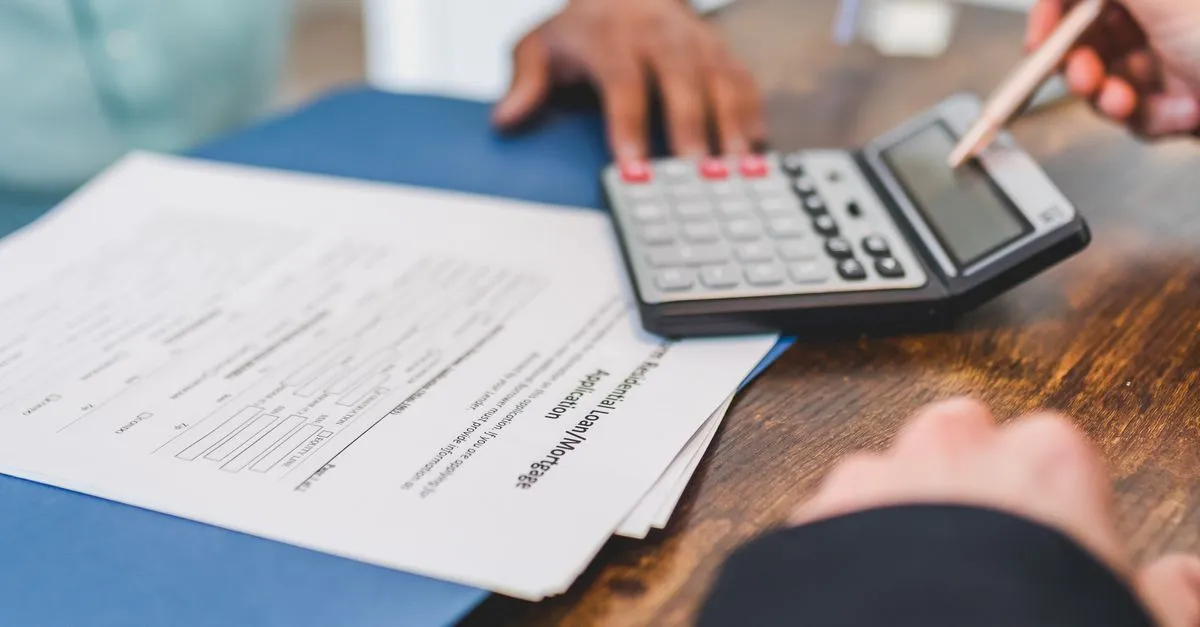 Assinatura de contrato de empréstimo com imóvel em garantia para empresa investir