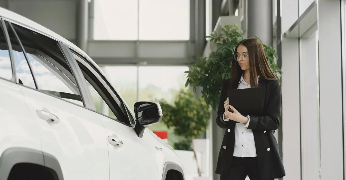 Consultor e cliente negociando o valor da entrada para financiar carro novo.