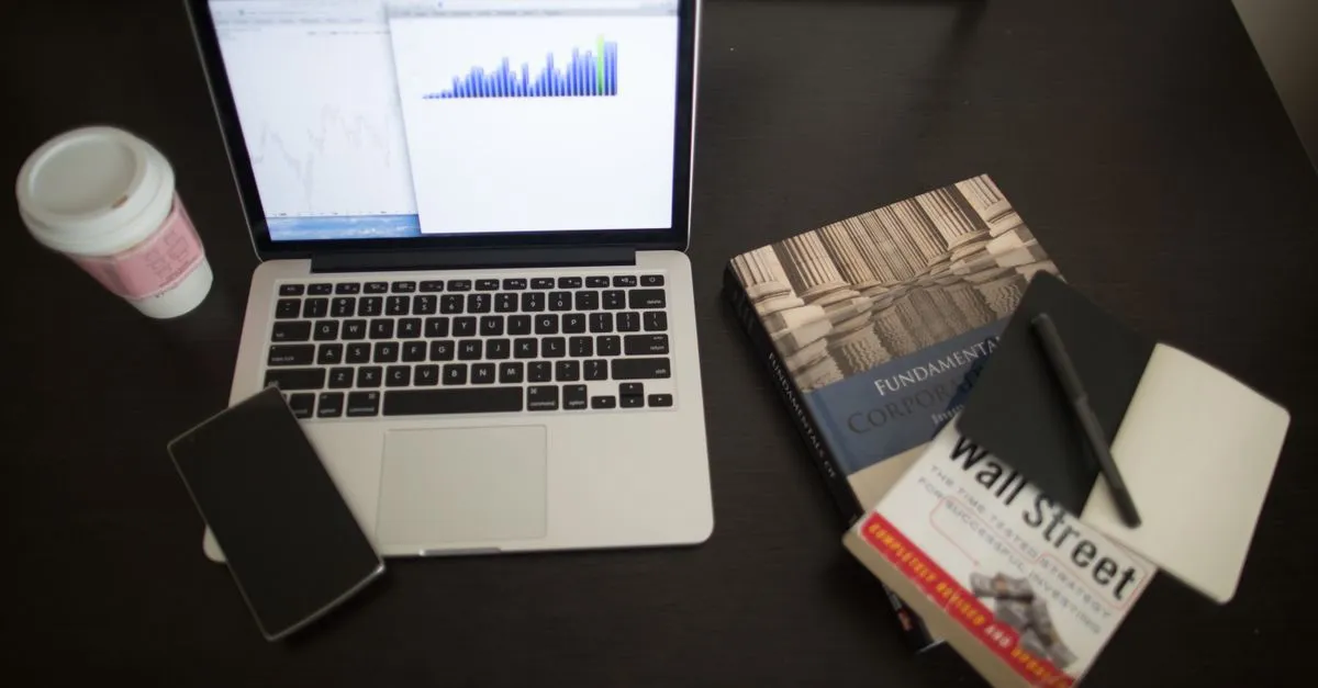 Livros de direito e notebook com análise financeira, simbolizando gestão de crédito para escritório de advocacia.