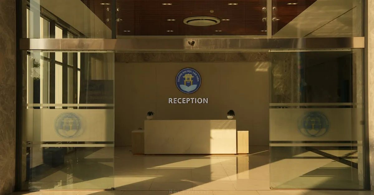 Recepção de escritório moderno com capacho de entrada personalizado com logo, reforçando a identidade da empresa.