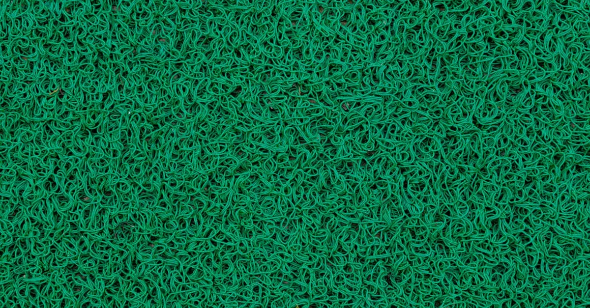 Variedade de amostras de grama sintética, mostrando texturas e cores para cada projeto. Veja o grama sintética preço m2.