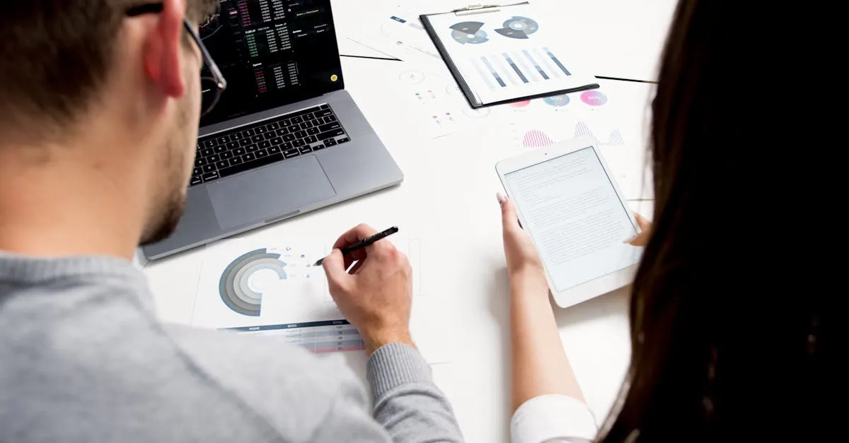 Profissionais revisando relatório de risco e proteção digital em escritório com elementos de segurança evidentes.