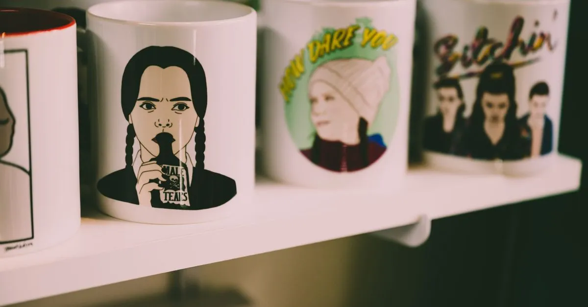 Produção de caneca personalizada em prensa térmica, trazendo 9 dicas sobre personalização de brindes corporativos.