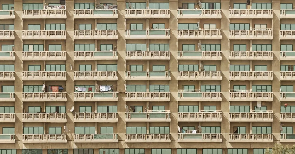 Prédio residencial mantido após contratação de empréstimo para pagar dívidas trabalhistas de condomínio.