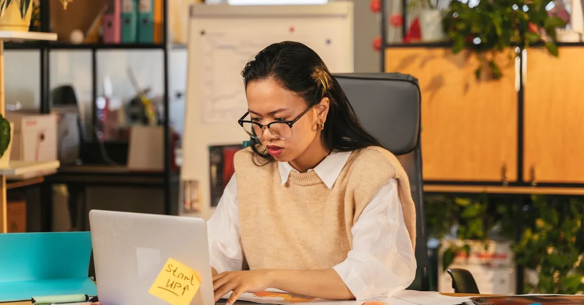 Gestor e especialista em TI implantando recomendações de auditoria, simbolizando melhorias e conformidade.