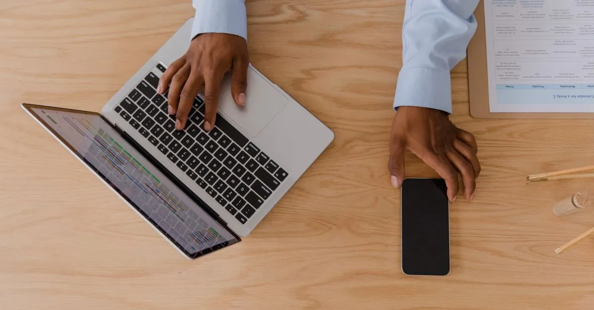 Estratégia digital de afiliado de crédito pela internet desenvolvida em computador e anotações.