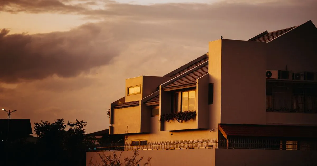 Casa sustentavel beneficiada pela economia com energia solar por assinatura anual.