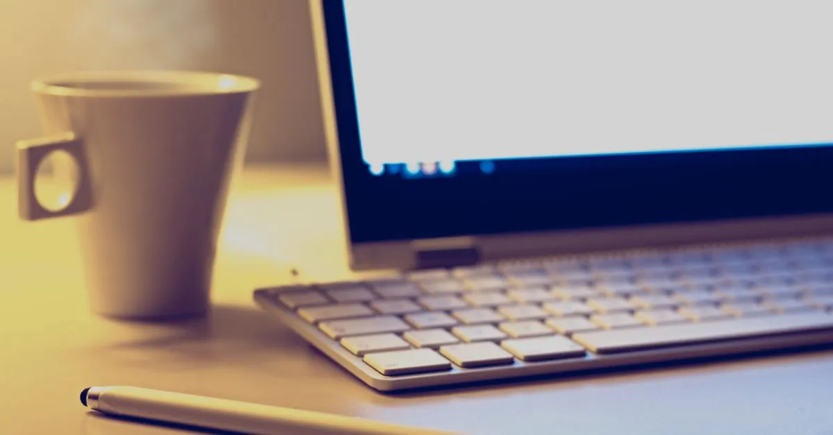 Pessoa simulando taxas para solicitar portabilidade de empréstimo online.