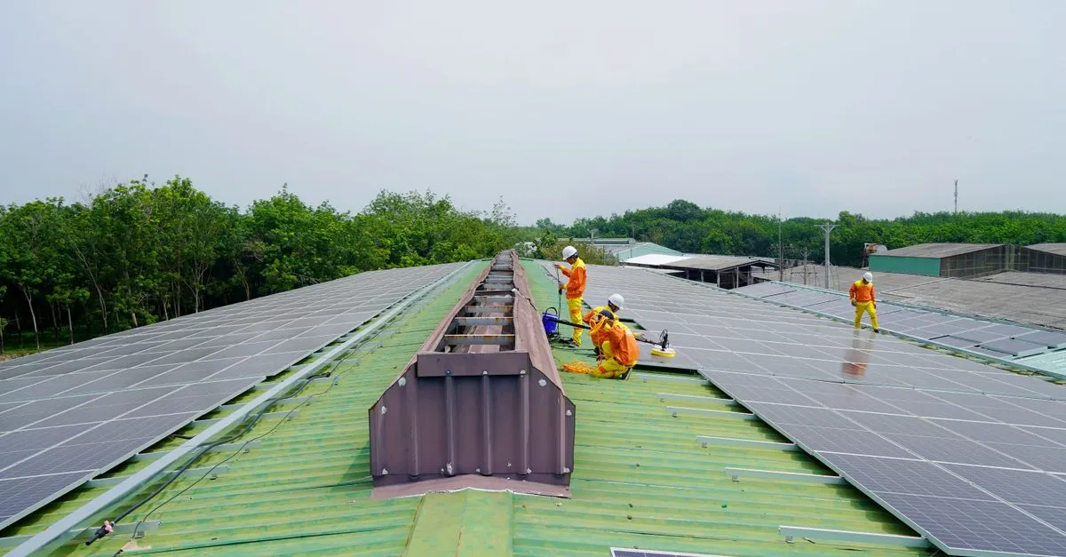 Técnicos executando projeto após aprovação de empréstimo para energia solar em condomínio.