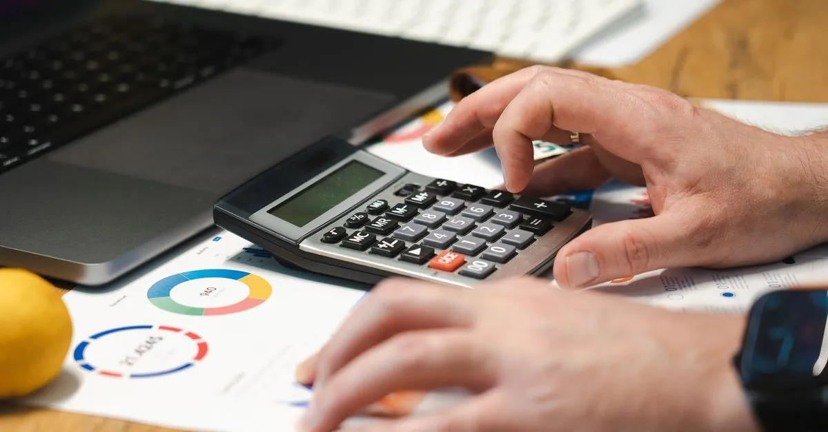 Simulação de taxas para o refinanciamento de caminhão financiado no computador.