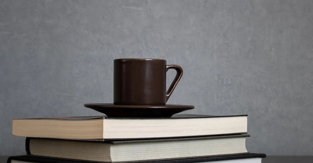 Mãos comparando dois contratos de empréstimo, mostrando taxas de juros e custos extras, com calculadora no fundo