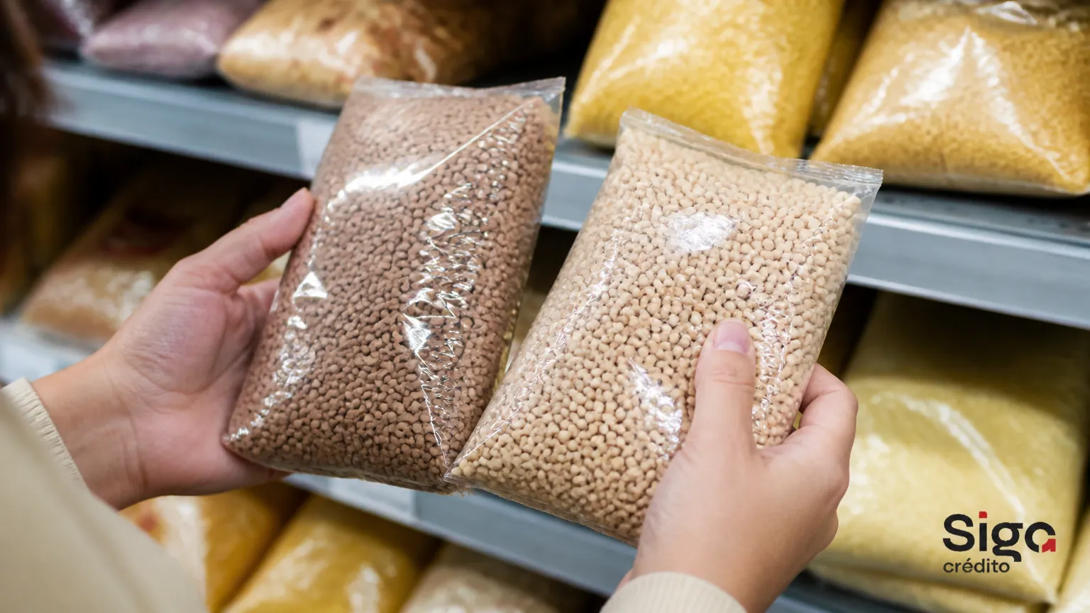 Comparação de produtos essenciais mostrando como economizar no mercado ao checar preços.