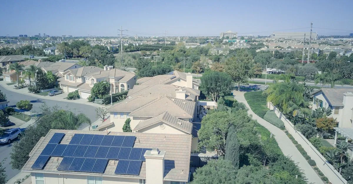 Aplicativo de energia solar por assinatura para imóvel alugado mostra controle de gastos mensais.