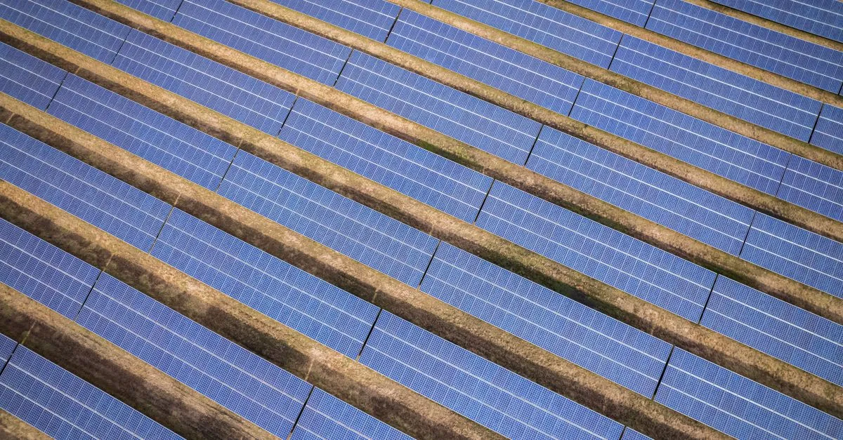 Grande usina geradora de economia com energia solar por assinatura para consumidores residenciais.