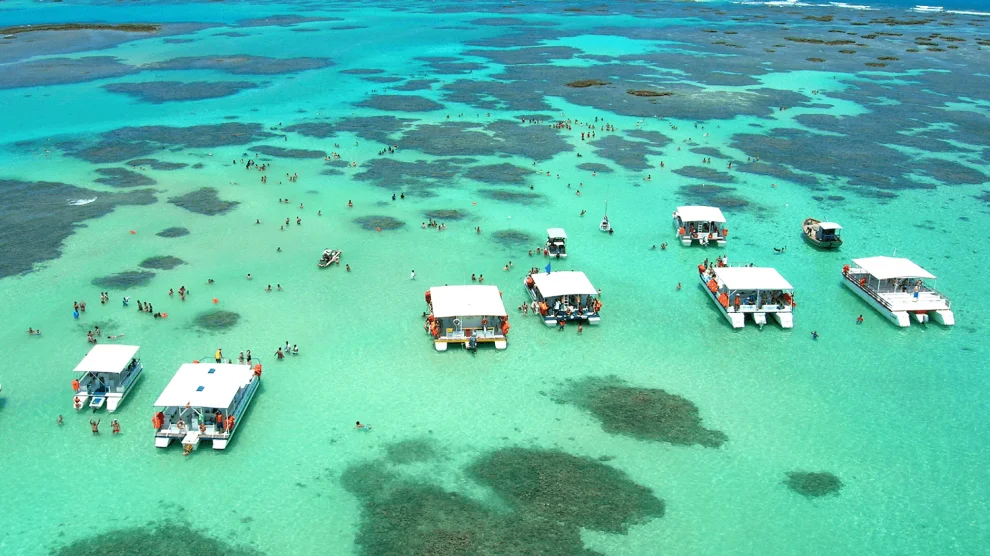 Planeje sua viagem para Maceió com este guia de custos detalhado, incluindo passagens, hospedagem e passeios.