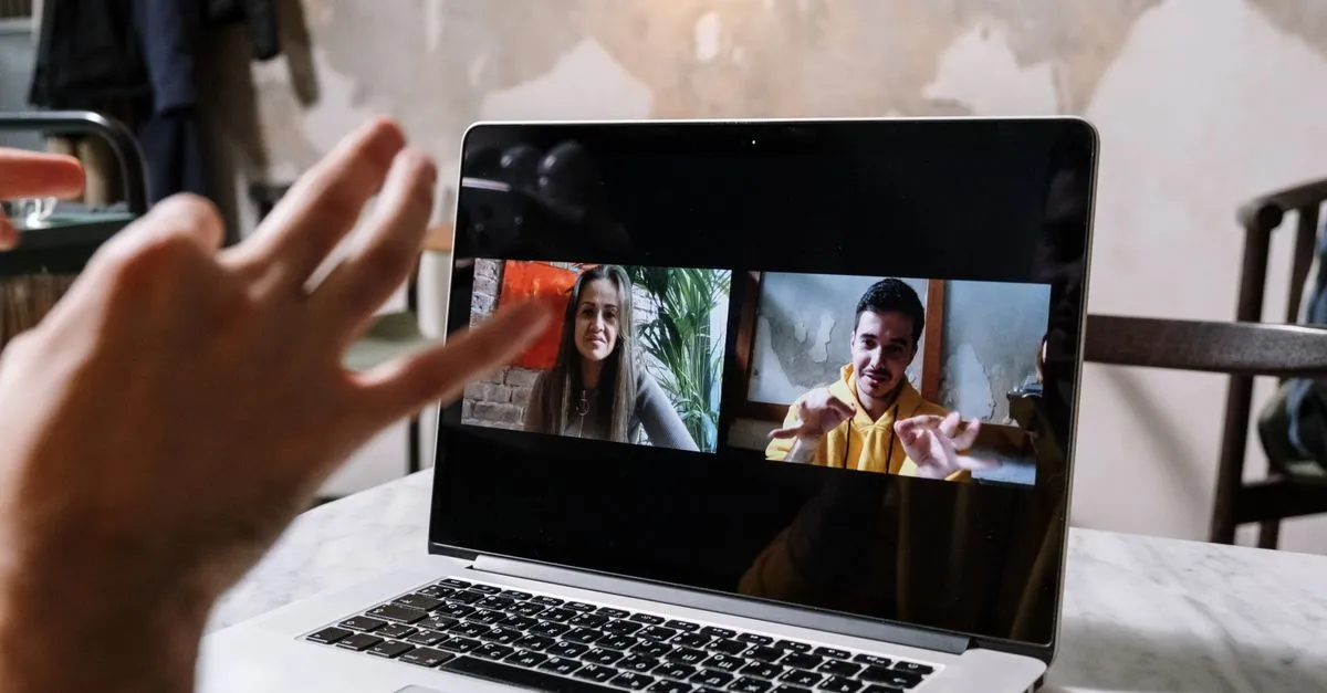 Tela de laptop exibe integração Teams com Fenly, mostrando resumos de reuniões e tarefas organizadas.