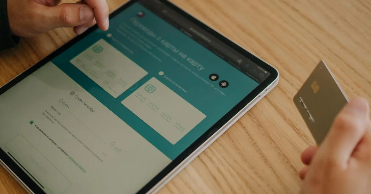 Documentos digitais sobre empréstimo para empresários exibidos em um tablet moderno sobre a mesa.