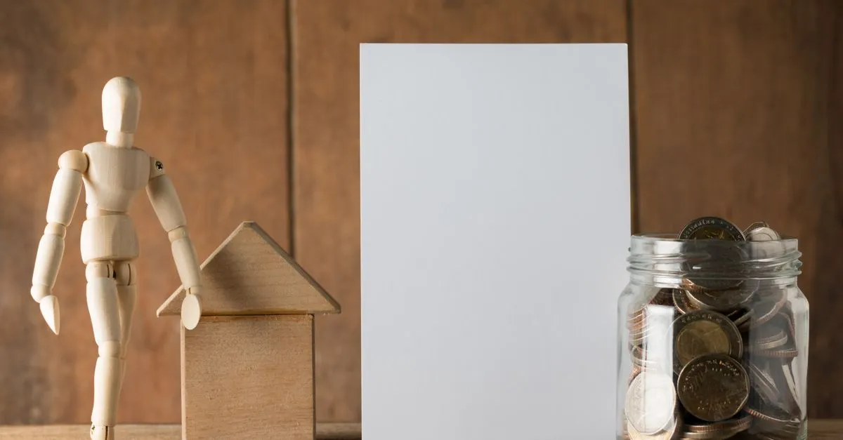 Cofre em formato de casa representando o uso do home equity para quitar dividas e economizar.
