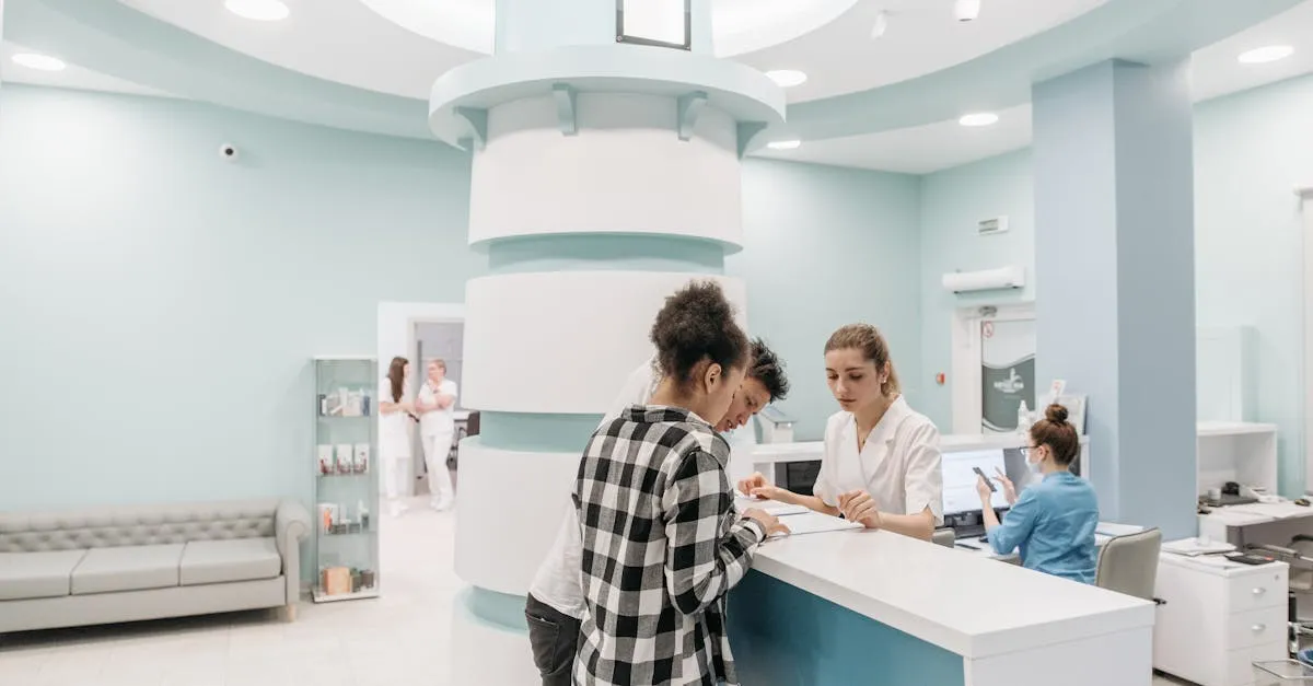 Clínica moderna com pacientes satisfeitos, resultado de estratégias de marketing médico bem-sucedidas e bom atendimento.