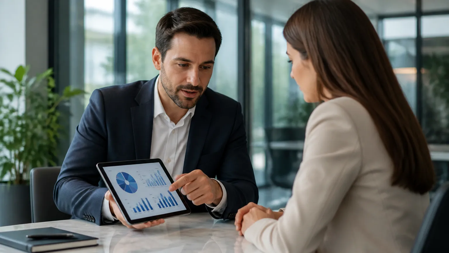 Consultoria financeira explicando como funciona empréstimo no cartão de crédito com segurança.