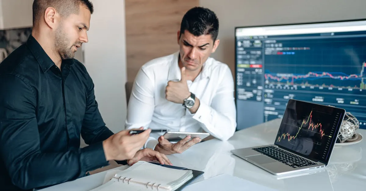 Profissionais de marketing analisando dados e estratégias digitais em painel interativo no ambiente corporativo.