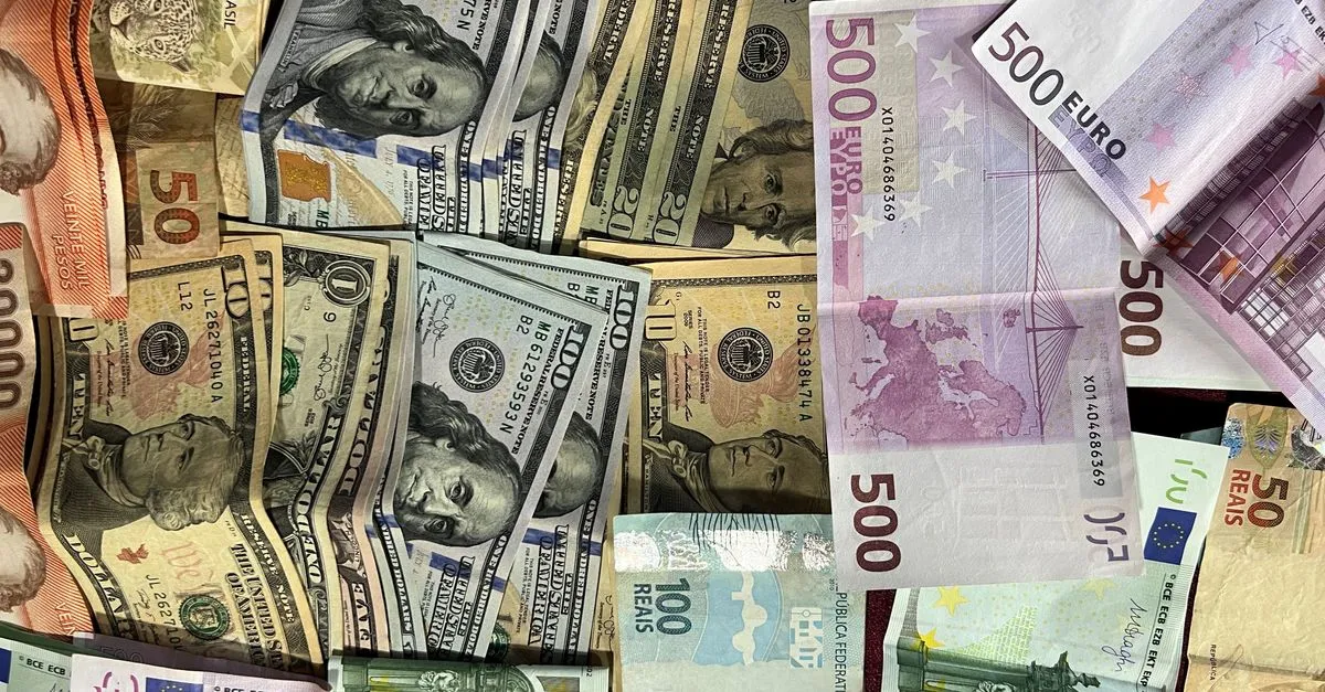 Equilíbrio entre dinheiro em caixa e estoque cheio, demonstrando uso inteligente de crédito para compra de estoque.