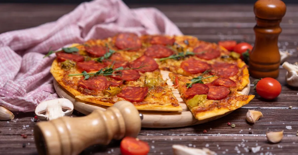 Fatias de pizza artesanal com borda alveolada e crocante, evidenciando a qualidade do buffet de pizza.