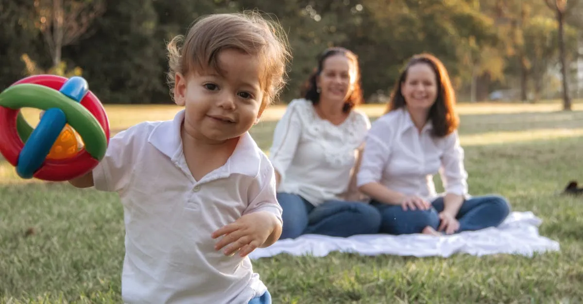 Família e pet desfrutam da grama sintética para jardim externo, um espaço seguro e durável para brincadeiras e momentos felizes.