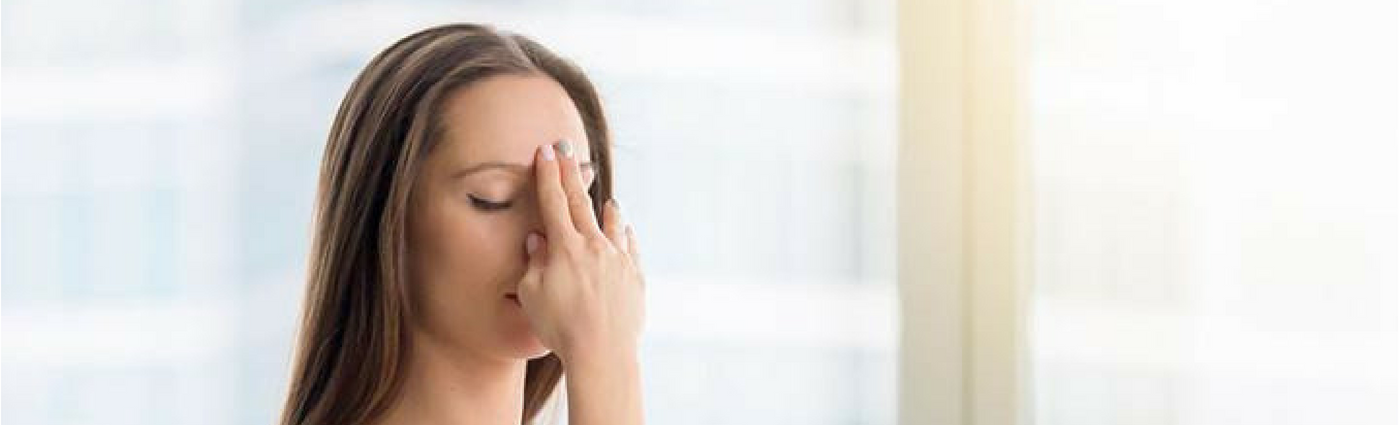 Praticantes de yoga e pranayama relaxando para lidar estresse