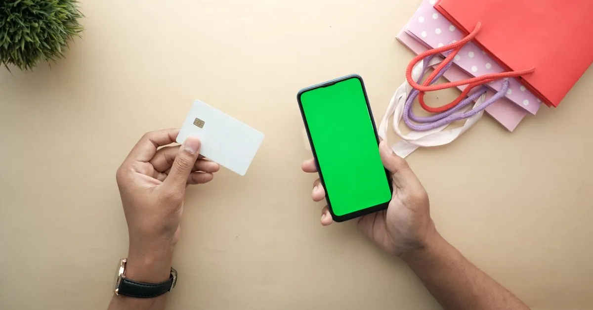 Pessoa avaliando diferença entre Pix no cartão e saque no cartão na mesa