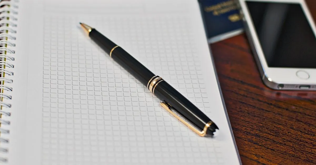 Comparação de custos de empréstimo para pagar cartão e cheque especial em planilha e tablet.