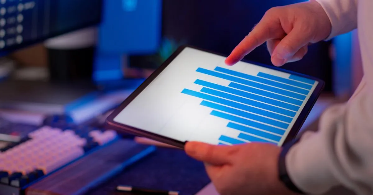 Gráficos financeiros em tablet para simular empréstimo com análise de movimentação bancária.
