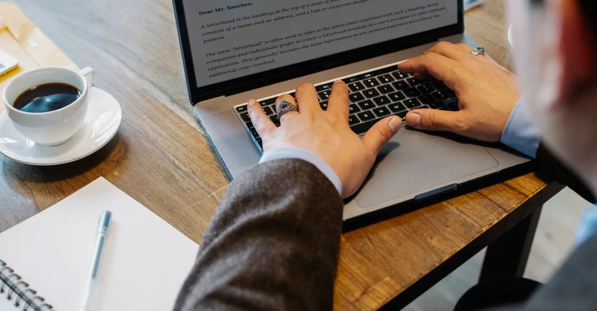 Profissional acompanhando resultados de otimização para buscadores seo no notebook.