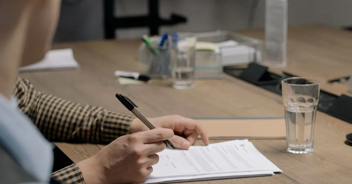 Documentos e taxas representam custos extras ao financiar carro usado em mesa de escritório.