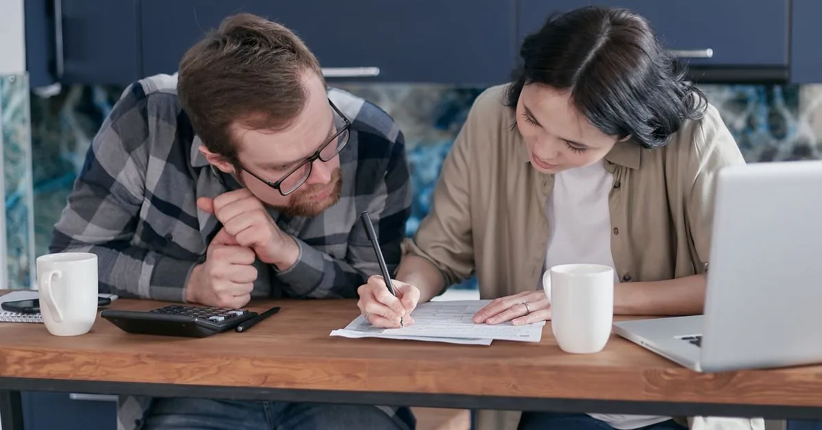 Casal planejando finanças e diferença entre Pix no cartão e saque no cartão