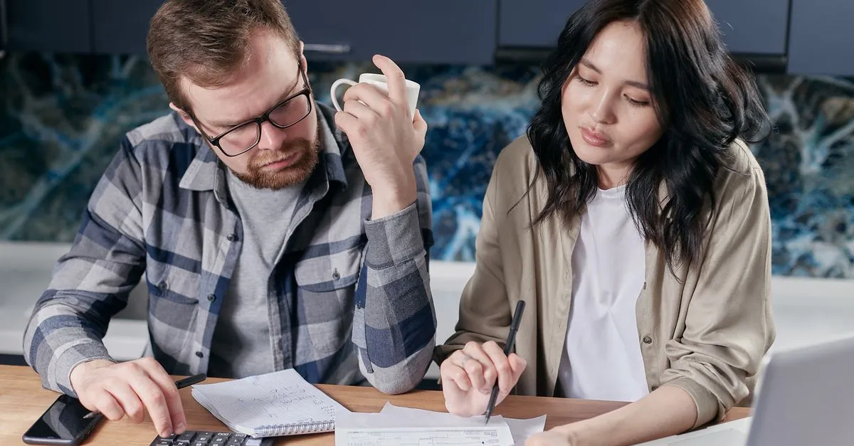 Casal planejando empréstimo para pagar cartão e cheque especial com tranquilidade financeira.